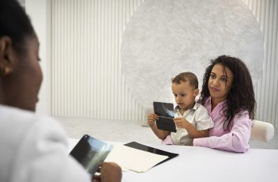 side-view-woman-with-kid-doctor-s-appointment